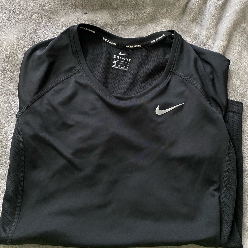 black nike workout shirt